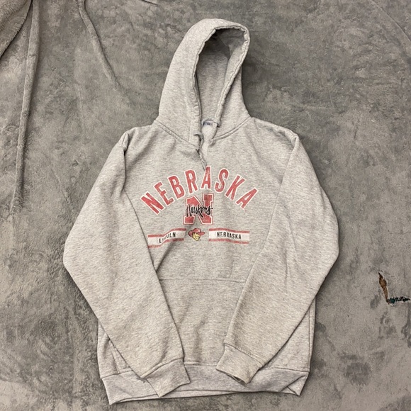 Bundle unisex of 4 Nebraska Husker tops. XB - Picture 5 of 5